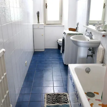 Cozy Esthers S With Balcony Guest house